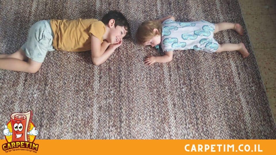 ילדים על שטיח
